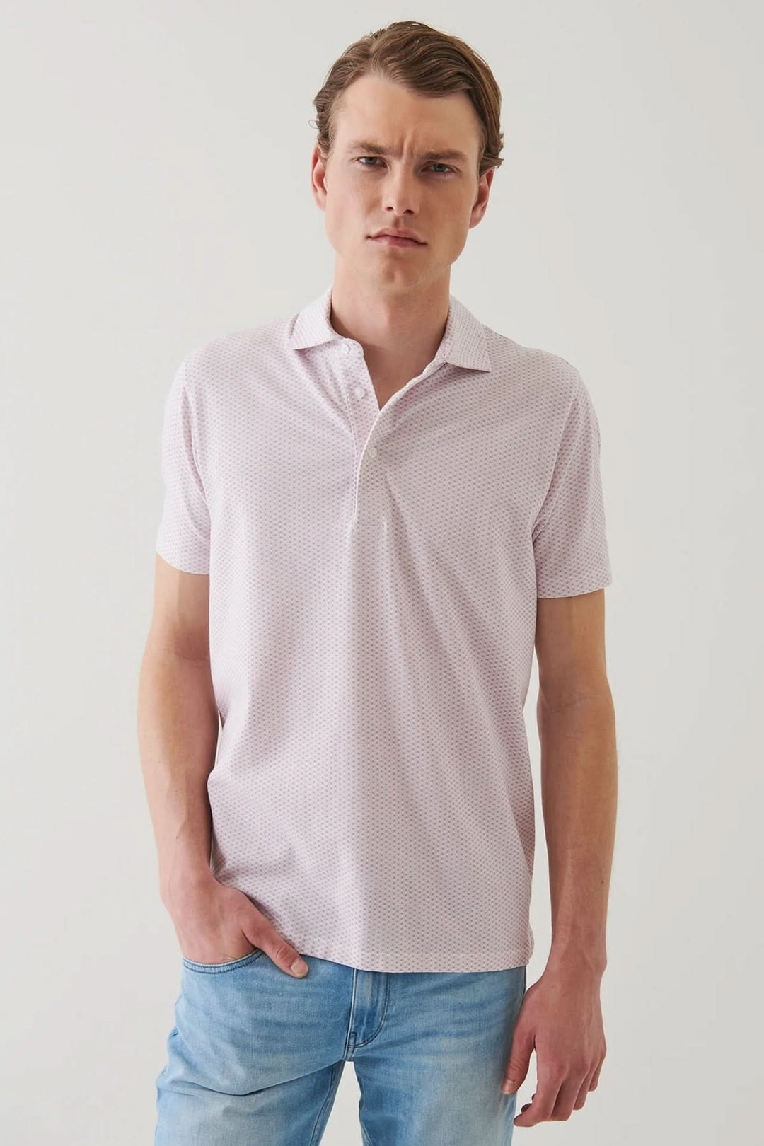 Polo à motif géométrique élégant pour homme, coupe décontractée, parfait pour un look estival.