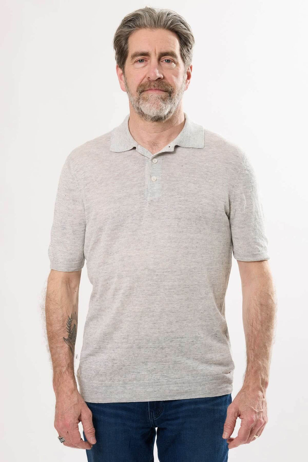 Polo raffiné en maille texturée, coupe ajustée, col structuré, idéal pour un look chic et décontracté.