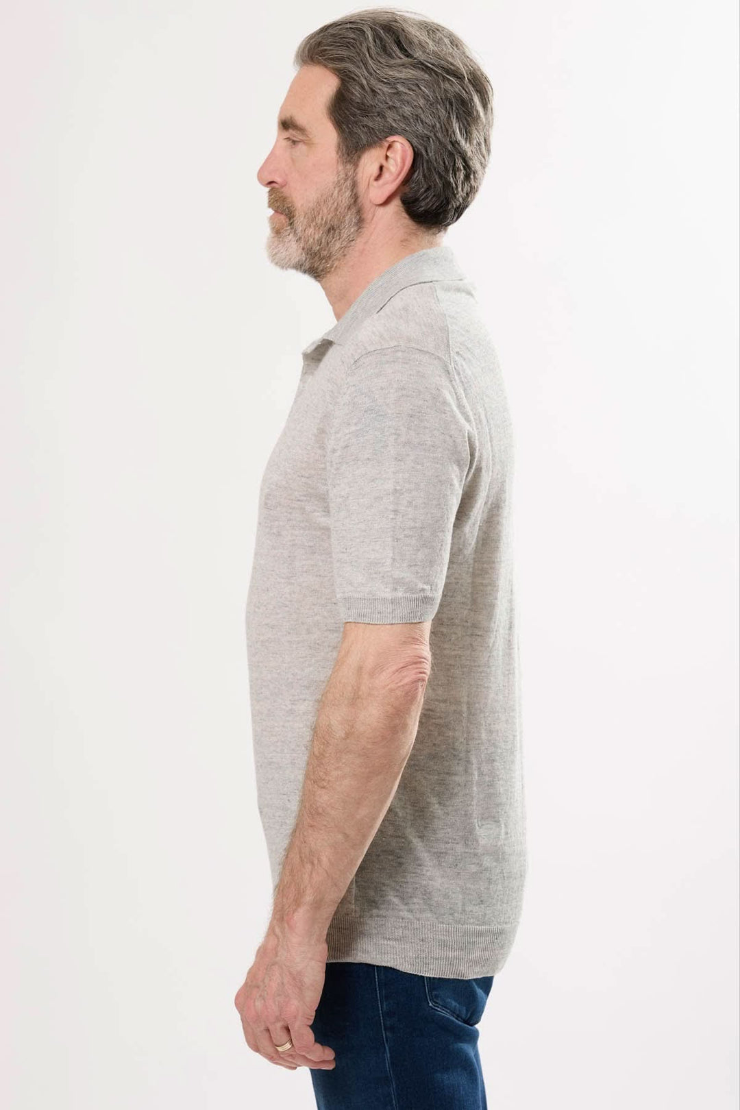 Homme portant un polo raffiné en maille texturée, vue de profil, idéal pour un look décontracté chic.