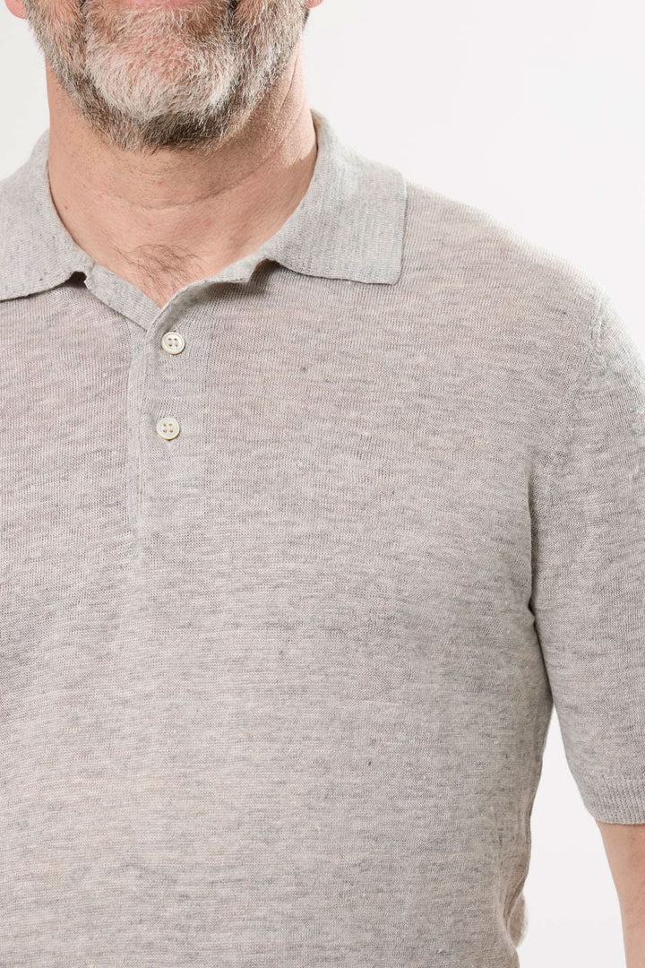 Polo raffiné gris avec col structuré et patte à trois boutons, alliant confort et élégance.
