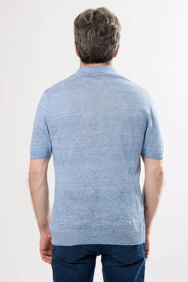 Homme portant un polo raffiné bleu, vue arrière, montrant la coupe ajustée et les manches courtes.
