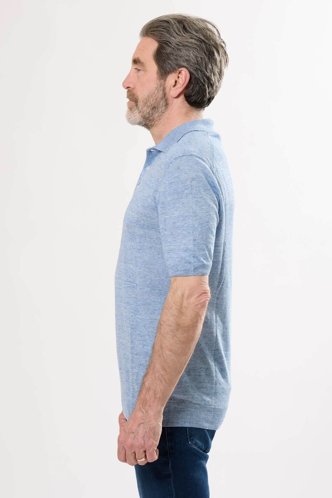 Polo raffiné bleu pour homme, coupe ajustée, col structuré et manches courtes, parfait pour une tenue chic.