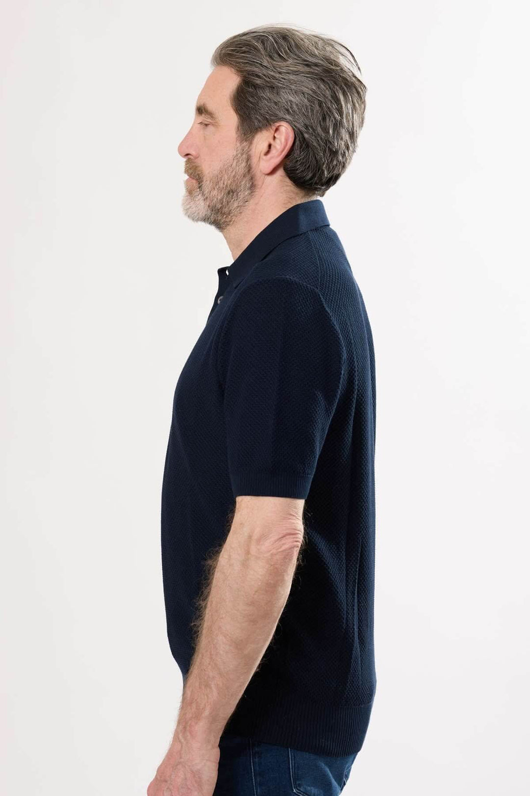 Polo raffiné bleu marine pour homme, près du corps, avec col structuré et manches courtes.