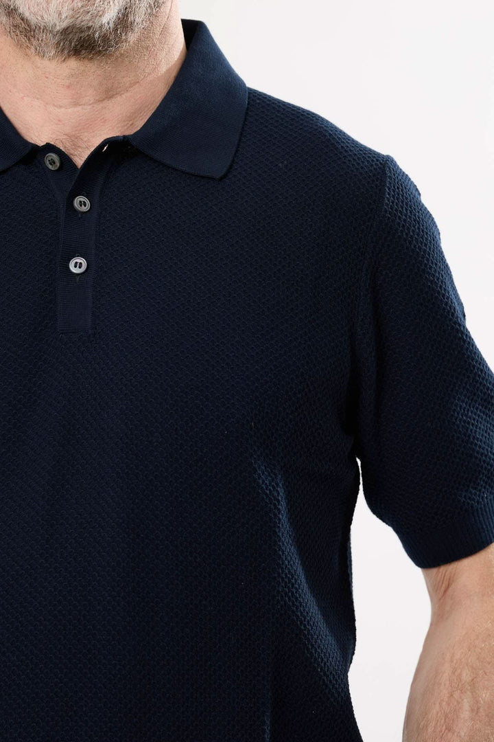 Polo raffiné en maille texturée, col structuré et boutons, idéal pour un look chic et décontracté.