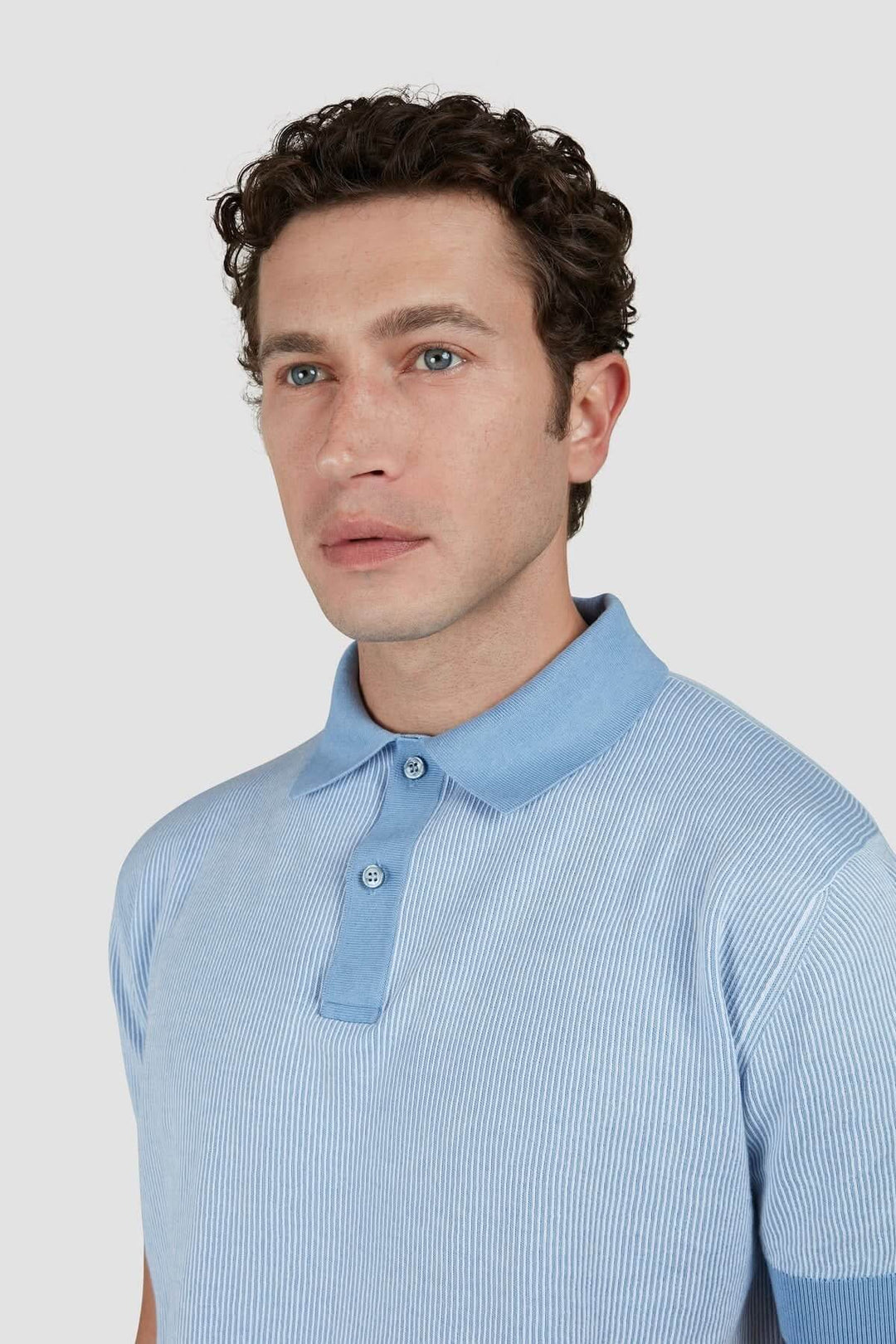 Polo léger en maille à rayures fines, élégant et décontracté, porté par un homme avec col contrastant.