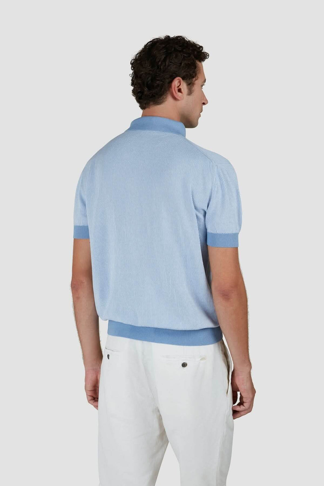 Polo raffiné en maille légère de couleur bleue vue de dos, parfait pour un look élégant et décontracté.