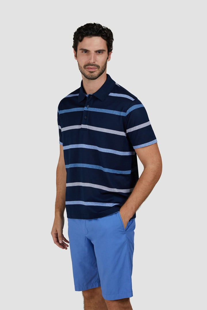 Homme portant un polo rayé en coton piqué avec motif à rayures horizontales, coupe régulière, style estival raffiné.