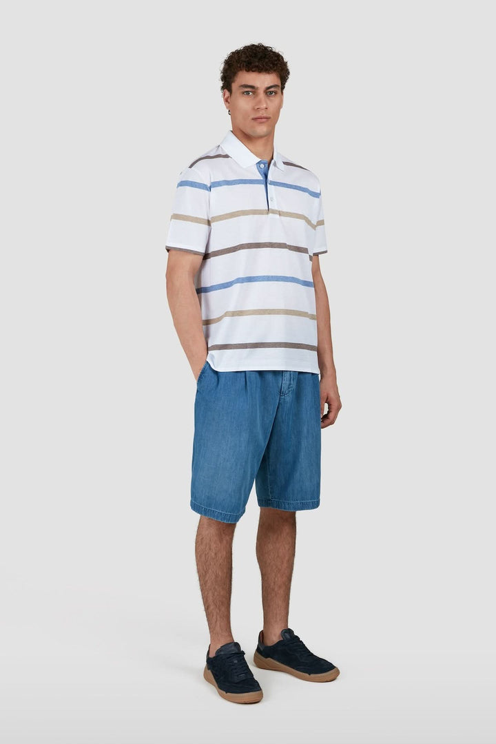 Homme portant un polo rayé en coton piqué et bermuda en jean, style estival élégant et confortable, tenue moderne avec motif à rayures.