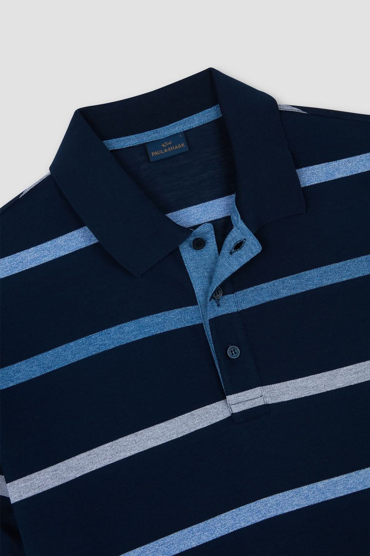 Polo rayé en coton piqué bleu marine avec col polo et rayures horizontales bleues et blanches, style estival classique.