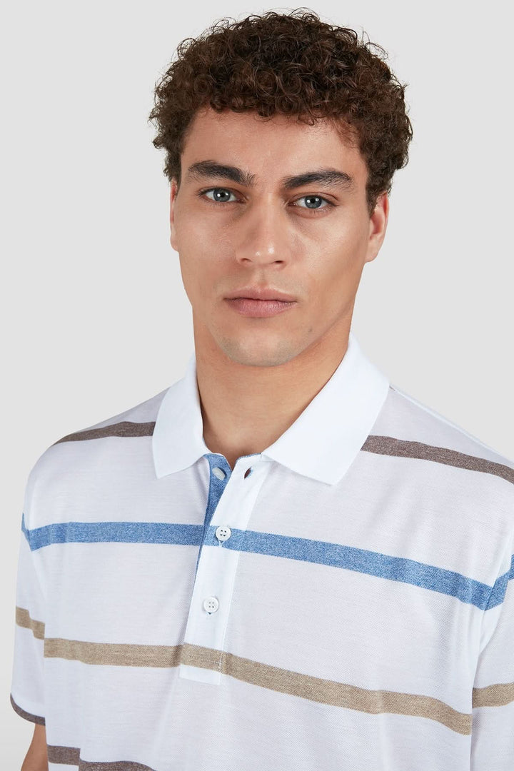 Polo rayé en coton piqué avec rayures horizontales marron et bleues, col polo blanc, porté par un homme au look élégant.