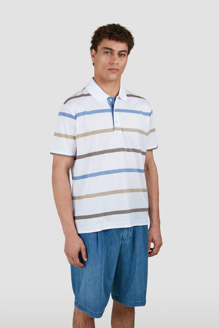 Homme portant un Polo rayé en coton piqué avec un motif moderne et élégant pour un style estival raffiné.