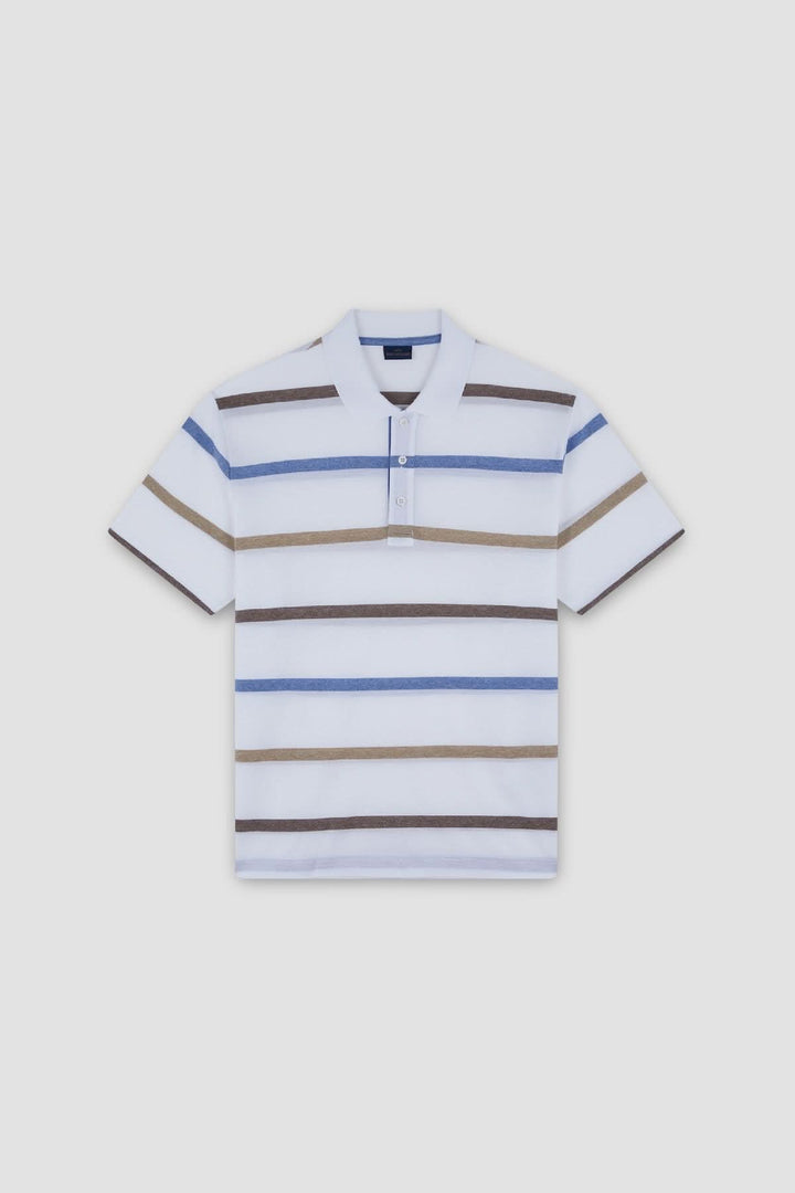 Polo rayé en coton piqué blanc avec rayures horizontales bleues et marron, col polo, coupe régulière, idéal pour un style estival.