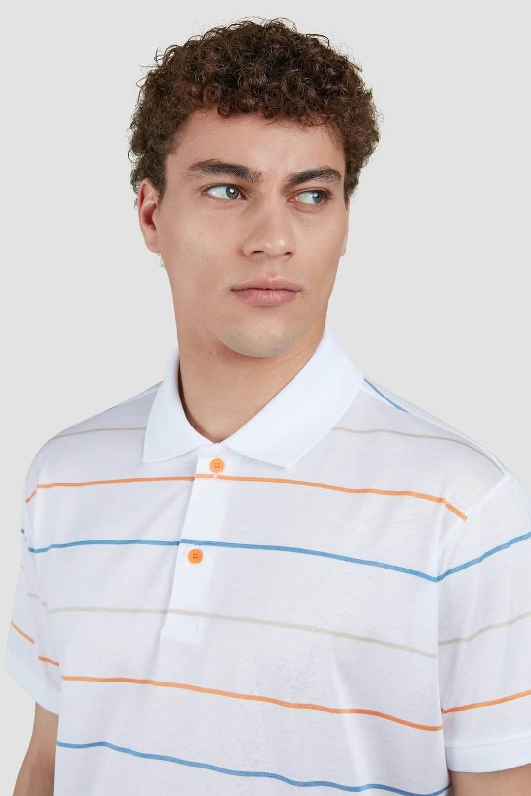 Homme portant un polo à rayures multicolores en coton, avec col classique et patte à deux boutons.