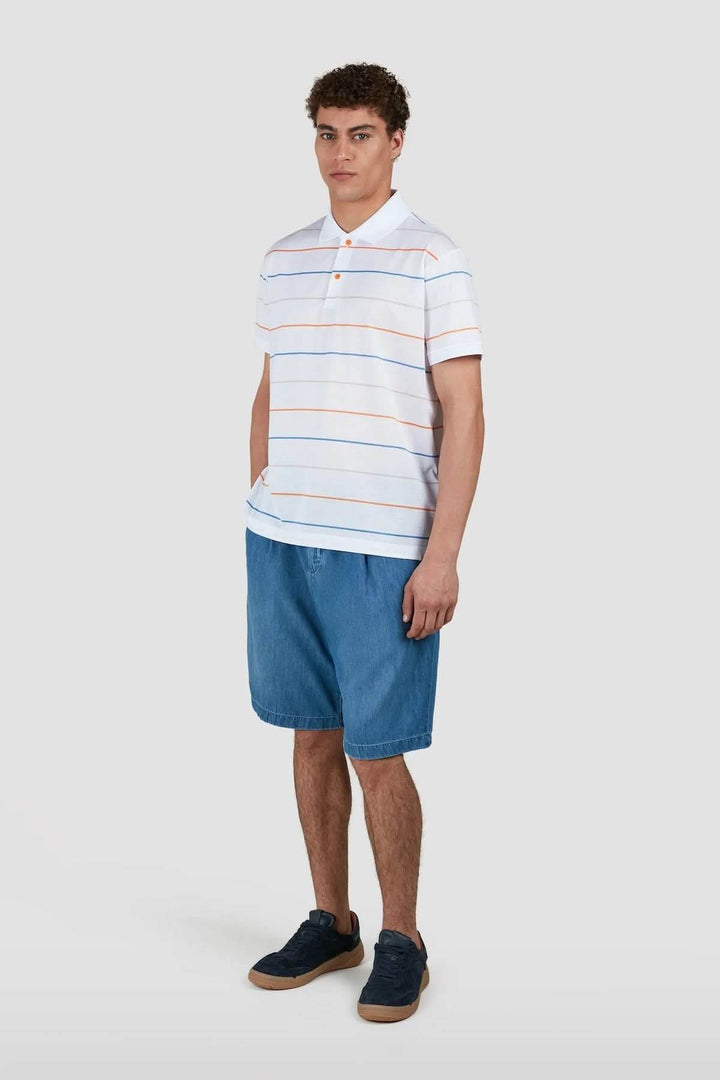 Homme portant un polo à rayures multicolores avec un short en denim, idéal pour un look estival décontracté.