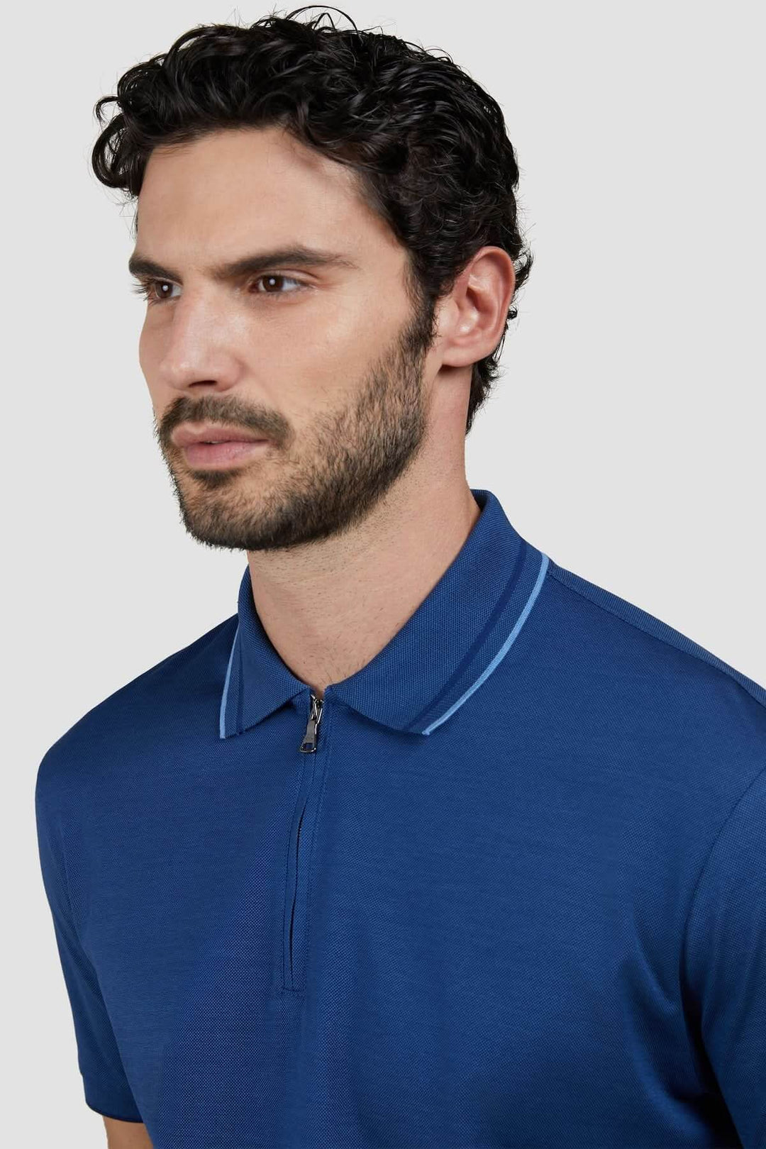 Polo zippé en coton bleu avec col contrasté, élégant et moderne pour homme.