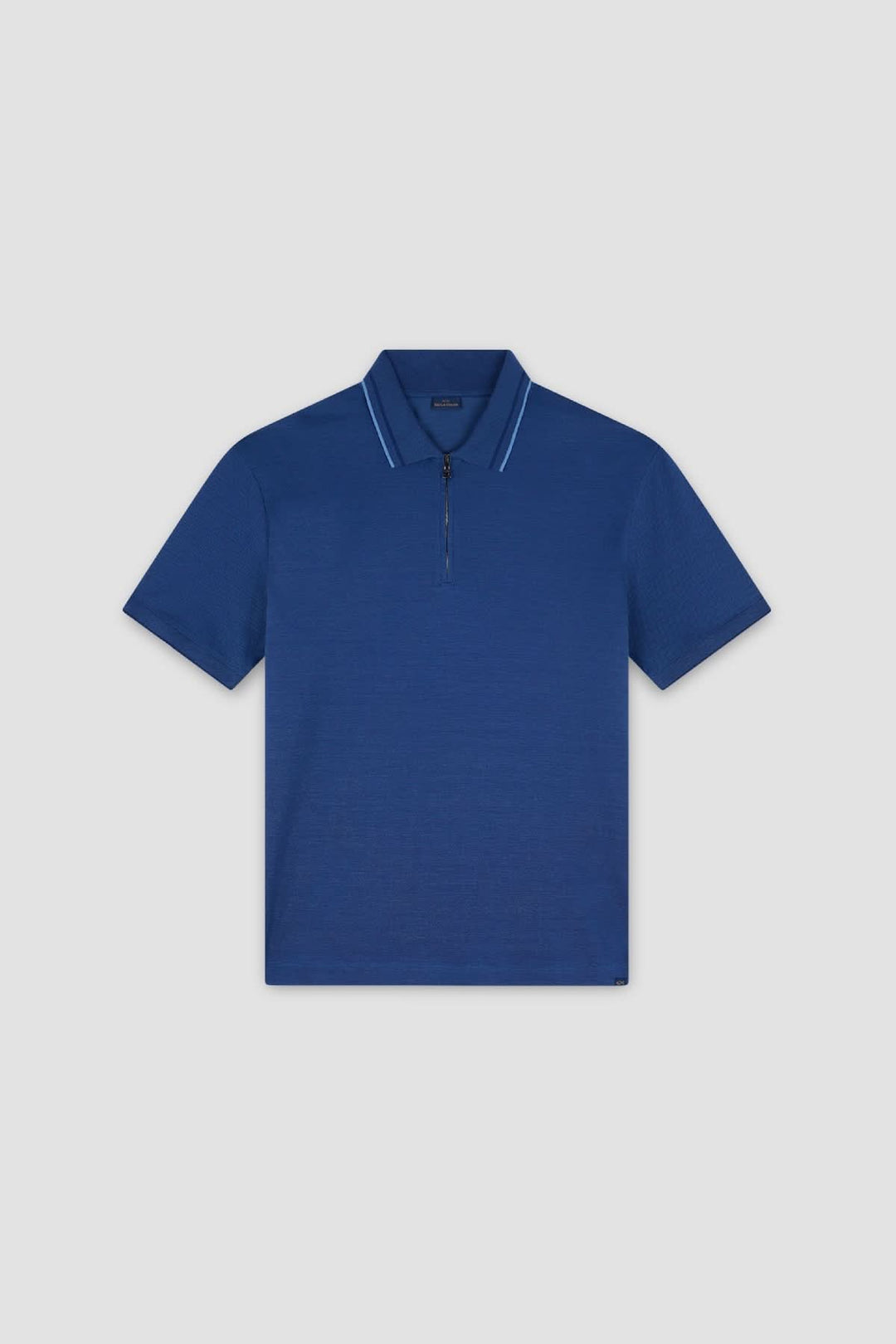 Polo zippé en coton bleu avec col contrasté, design élégant et moderne, parfait pour un look sophistiqué.