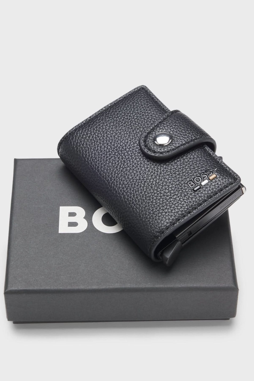 Porte-cartes en similicuir grainé avec technologie Secrid, élégant et sécurisé sur boîte noire, avec protection RFID métallisée.