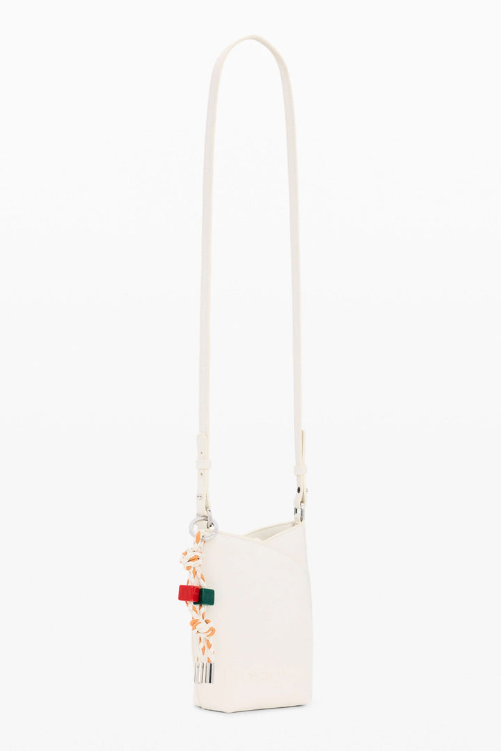 Porte-feuille compact à bandoulière en cuir blanc avec bandoulière ajustable et détails métalliques discrets, vue de côté.