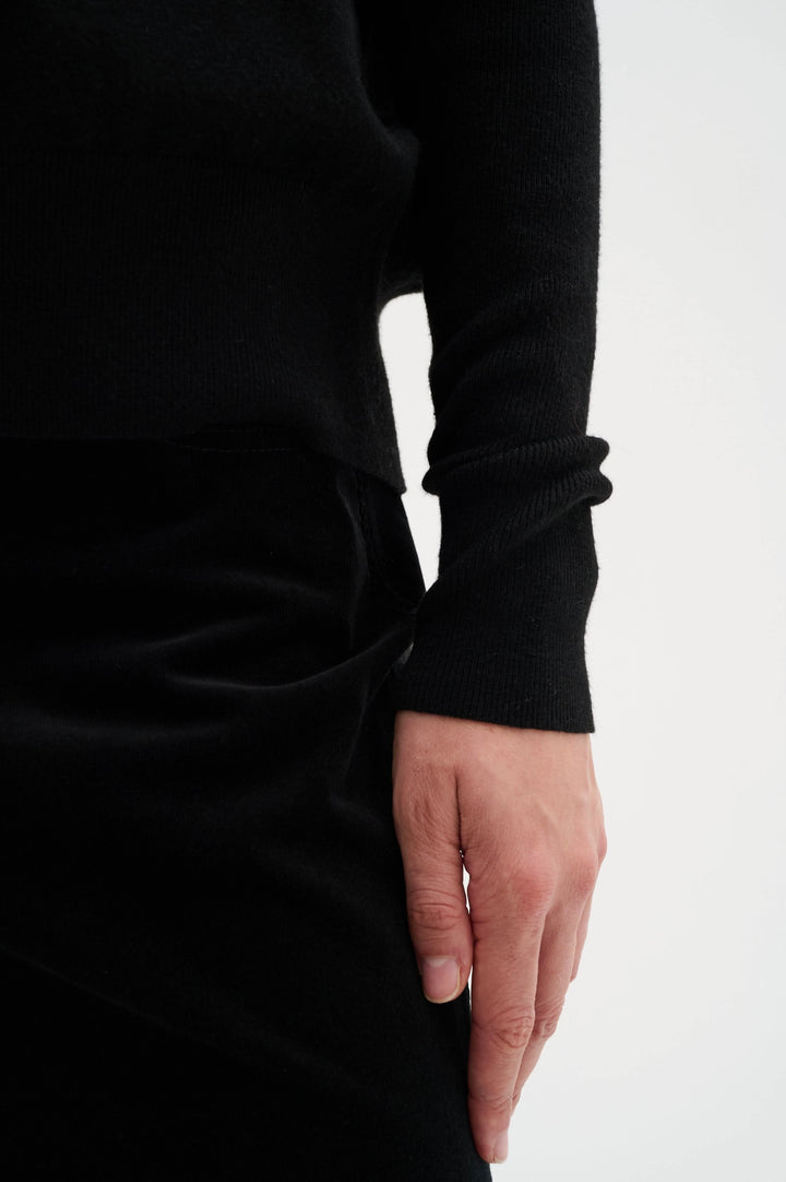 Détail d'un pull noir à col roulé Kellsie, montrant la coupe et le tissu doux.