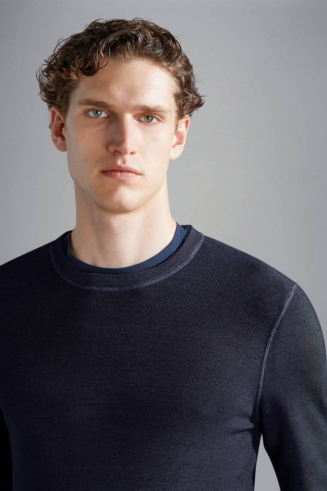 Pull en laine mérinos Paul & Shark, col rond élégante, coupe moderne, disponible en marine et rouge.