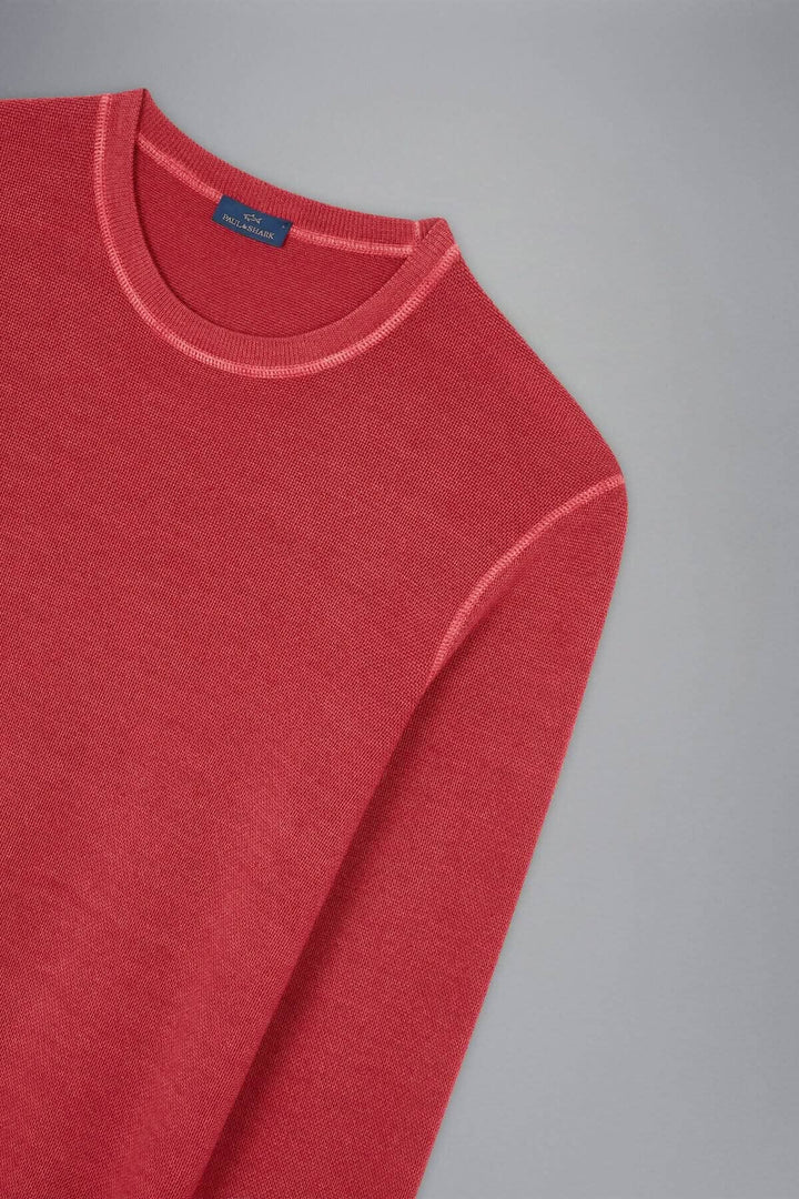 Pull en laine mérinos rouge avec col rond et détails raffinés, parfait pour un look élégant.