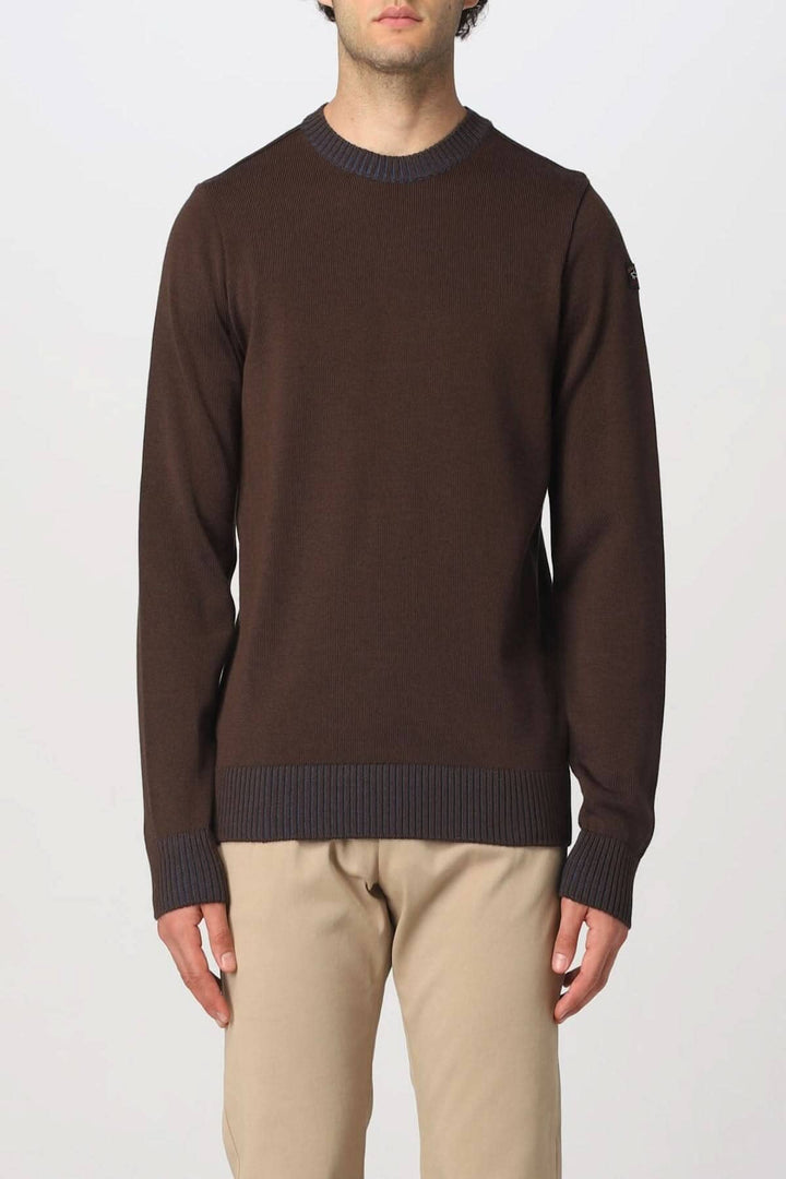 Pull en laine marron avec détails contrastants bleu, parfait pour un look chic décontracté.