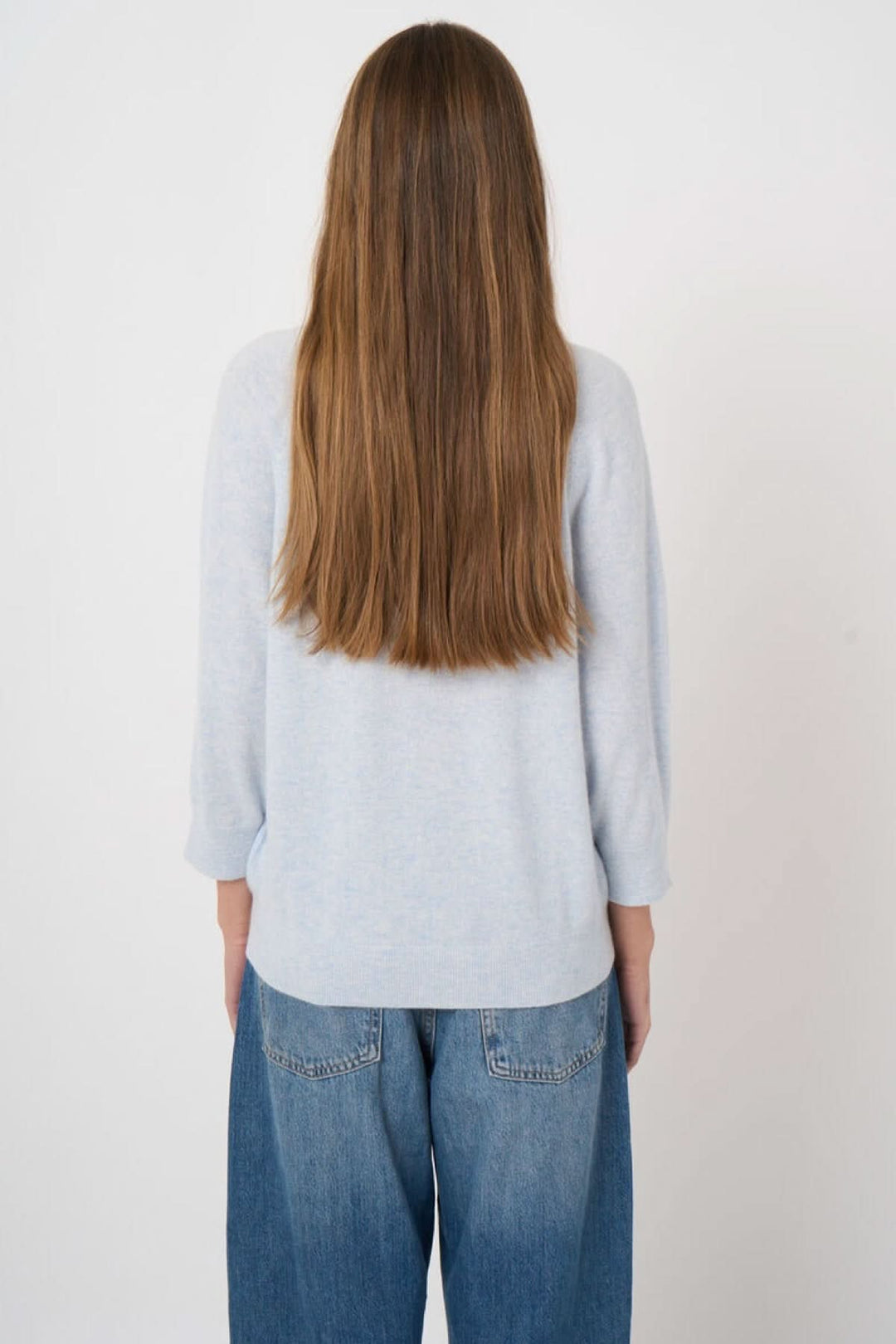 Vue arrière du pull en tricot à col en V femme, coupe droite et manches longues, style décontracté et intemporel.