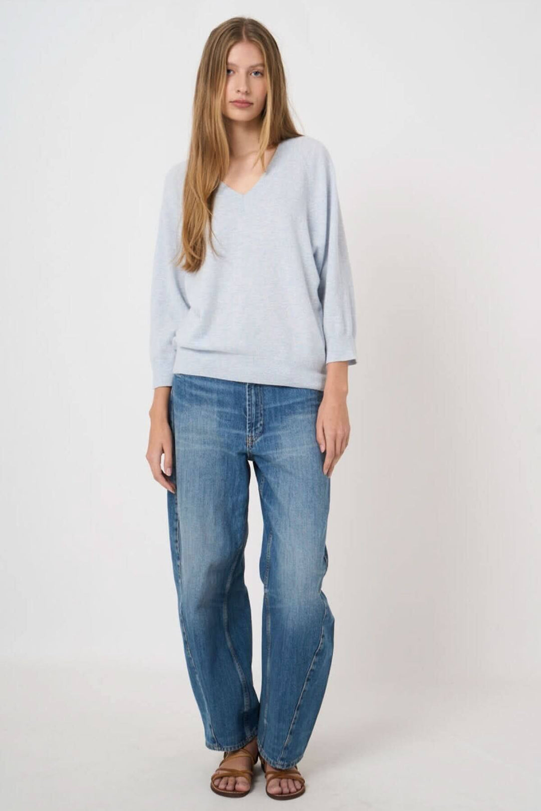 Pull en tricot à col en V léger et élégant avec manches longues, parfait pour un look décontracté ou soigné.