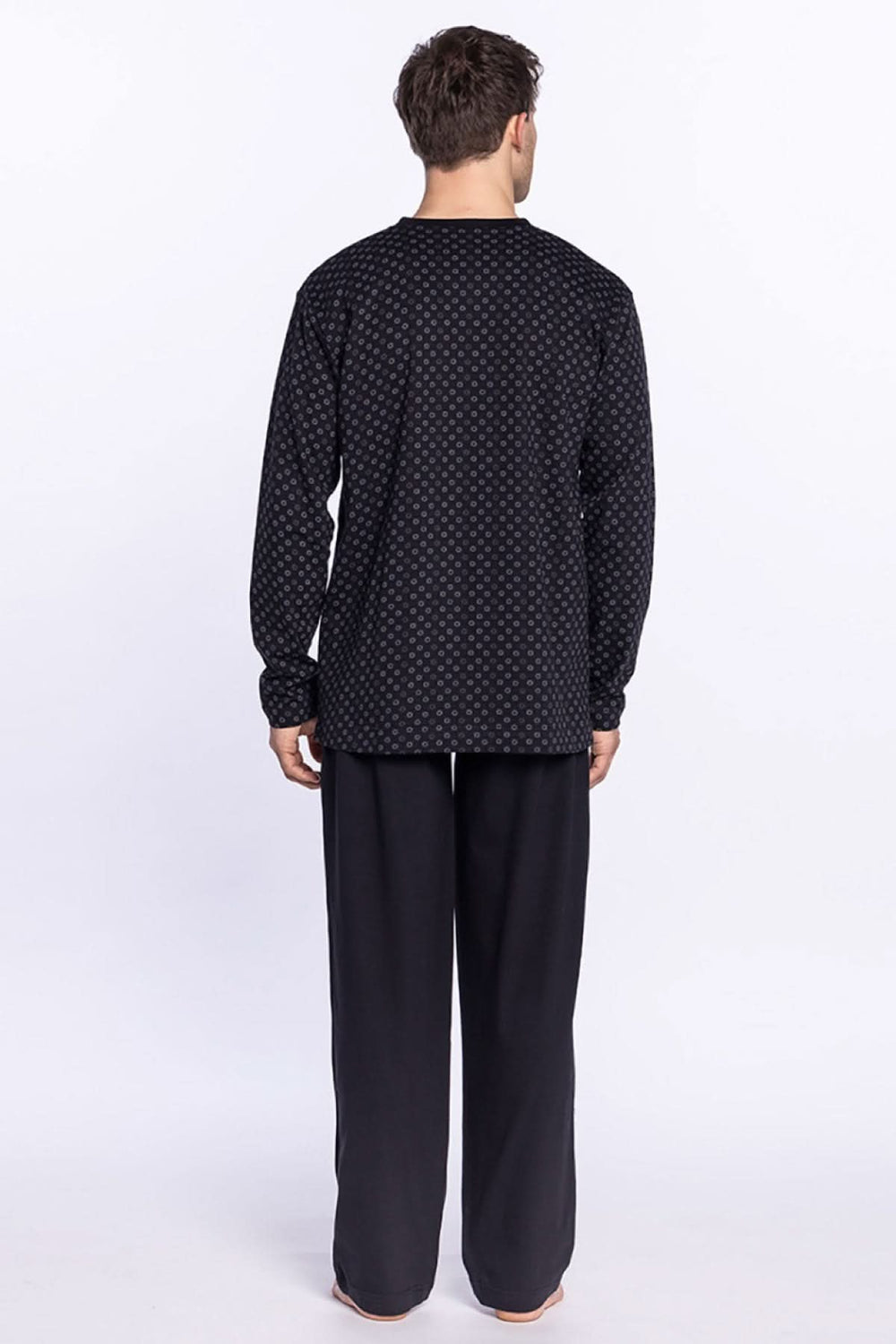 Pyjama Foggy pour hommes avec t-shirt à motifs et pantalon noir, 100 % coton, style minimaliste.