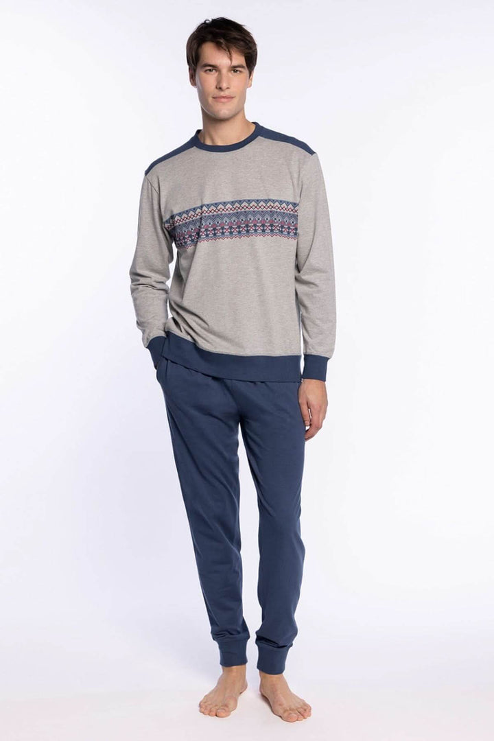 Homme portant Pyjama Long en Coton – Motif Géométrique avec haut à manches longues et pantalon uni pour un confort supérieur.