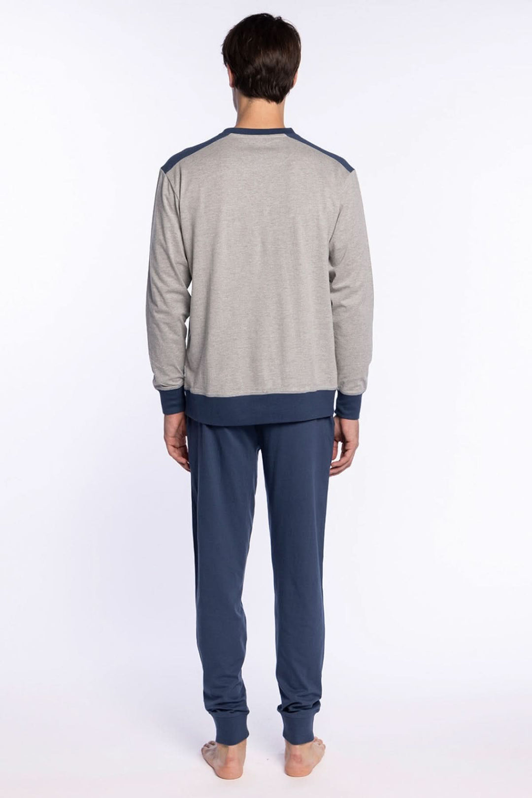 Pyjama Long en Coton – Motif Géométrique, ensemble confortable pour homme, gris et bleu, manches longues, col rond, pantalon uni.