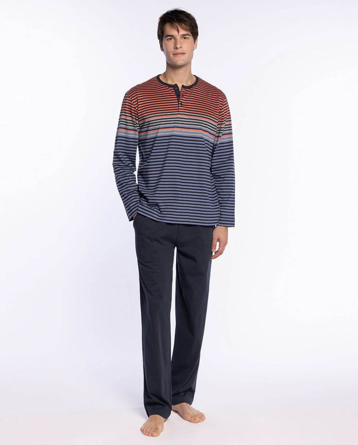 Homme portant un Pyjama Long en Coton à Rayures Sophistiqué avec haut multicolore rayé et pantalon uni, confort et style pour la nuit.