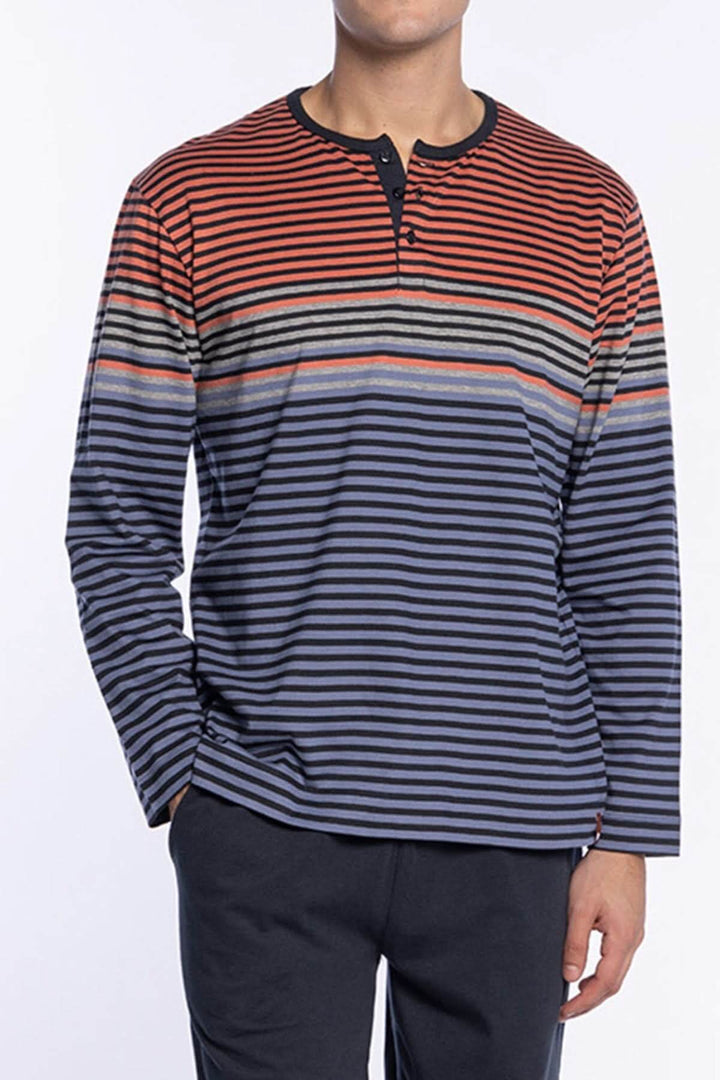 Homme portant le Pyjama Long en Coton à Rayures Sophistiqué avec haut multicolore à col rond et pantalons unis noirs, confort en coton doux.
