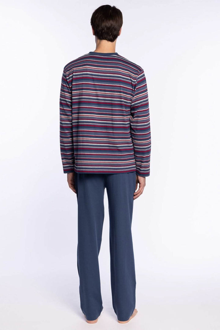 Homme portant le Pyjama Long en Coton à Rayures – Style Rétro avec haut rayé multicolore et pantalon uni bleu, vue de dos.