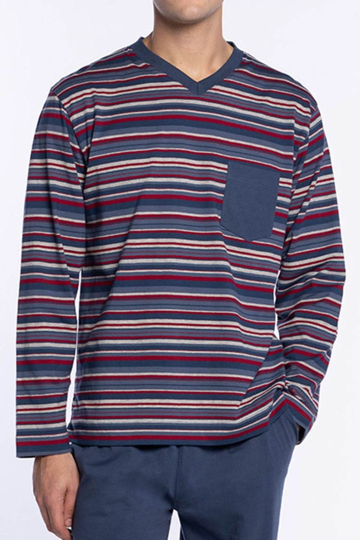 Homme portant Pyjama Long en Coton à Rayures – Style Rétro avec haut à rayures multicolores et pantalon uni.