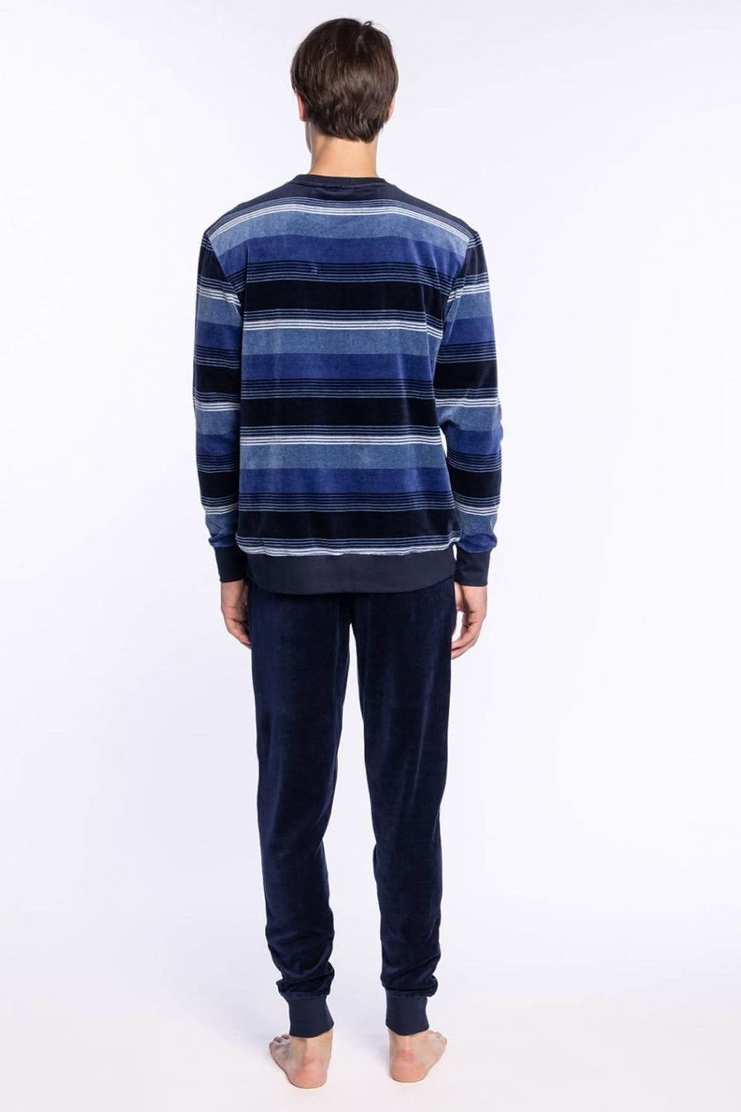 Homme portant un Pyjama Long en Velours de Coton à Rayures bleu avec manches longues, vue de dos. Idéal pour les nuits d'hiver.