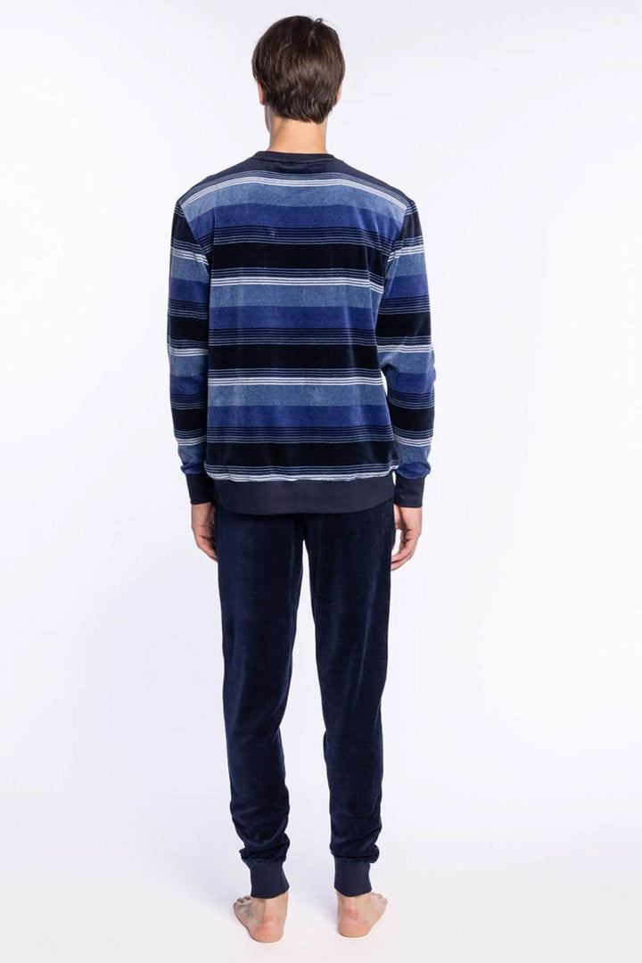 Homme portant un Pyjama Long en Velours de Coton à Rayures bleu avec manches longues, vue de dos. Idéal pour les nuits d'hiver.