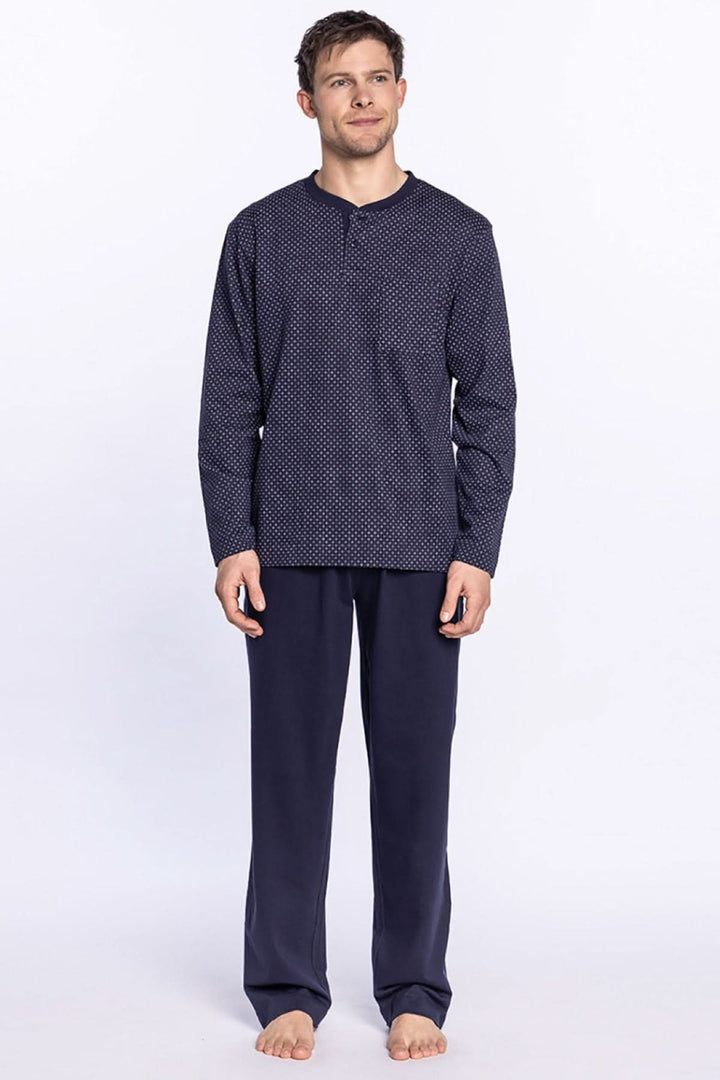 Pyjama long en coton avec t-shirt à col rond et pantalon uni, idéal pour des nuits paisibles.