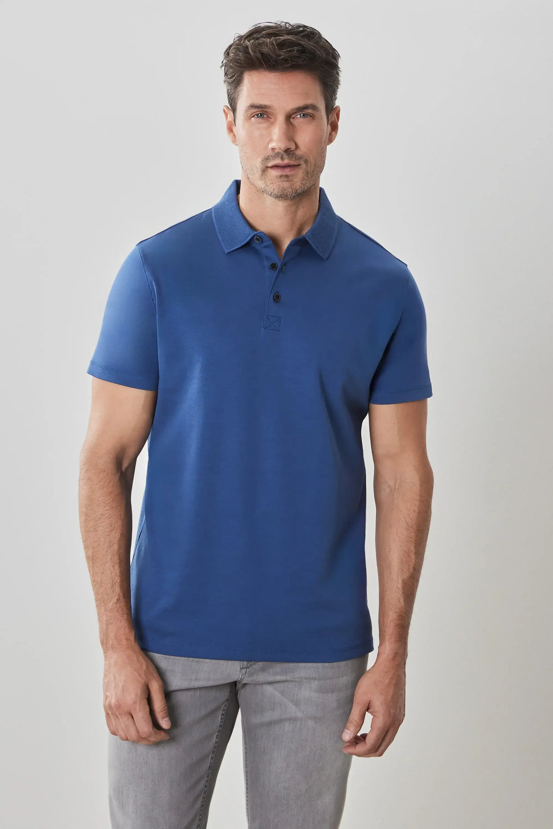 Polo manches courtes Georgia en bleu, style décontracté avec col et patte de boutonnage en tricot.