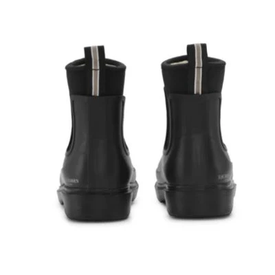 Bottes Ilse Jacobsen noires, imperméables, avec une semelle antidérapante et boucle pour un enfilage facile.