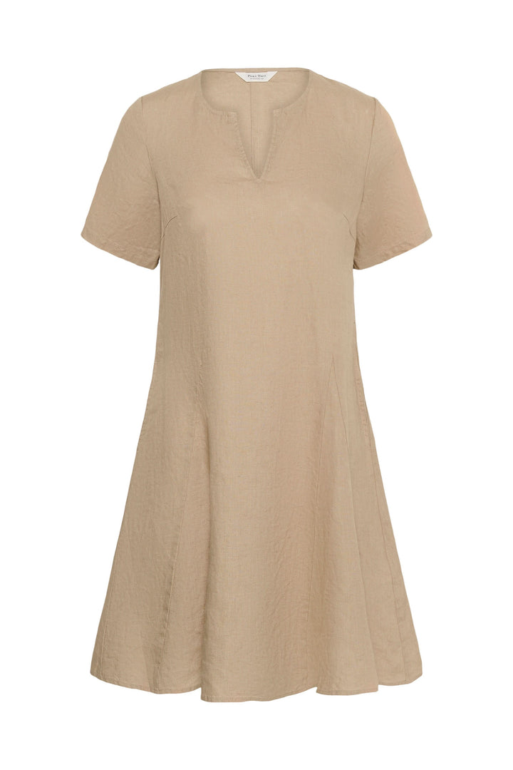 Robe Aminasa en beige, coupe fluide légèrement évasée, avec encolure en V et manches courtes, offrant élégance et confort.