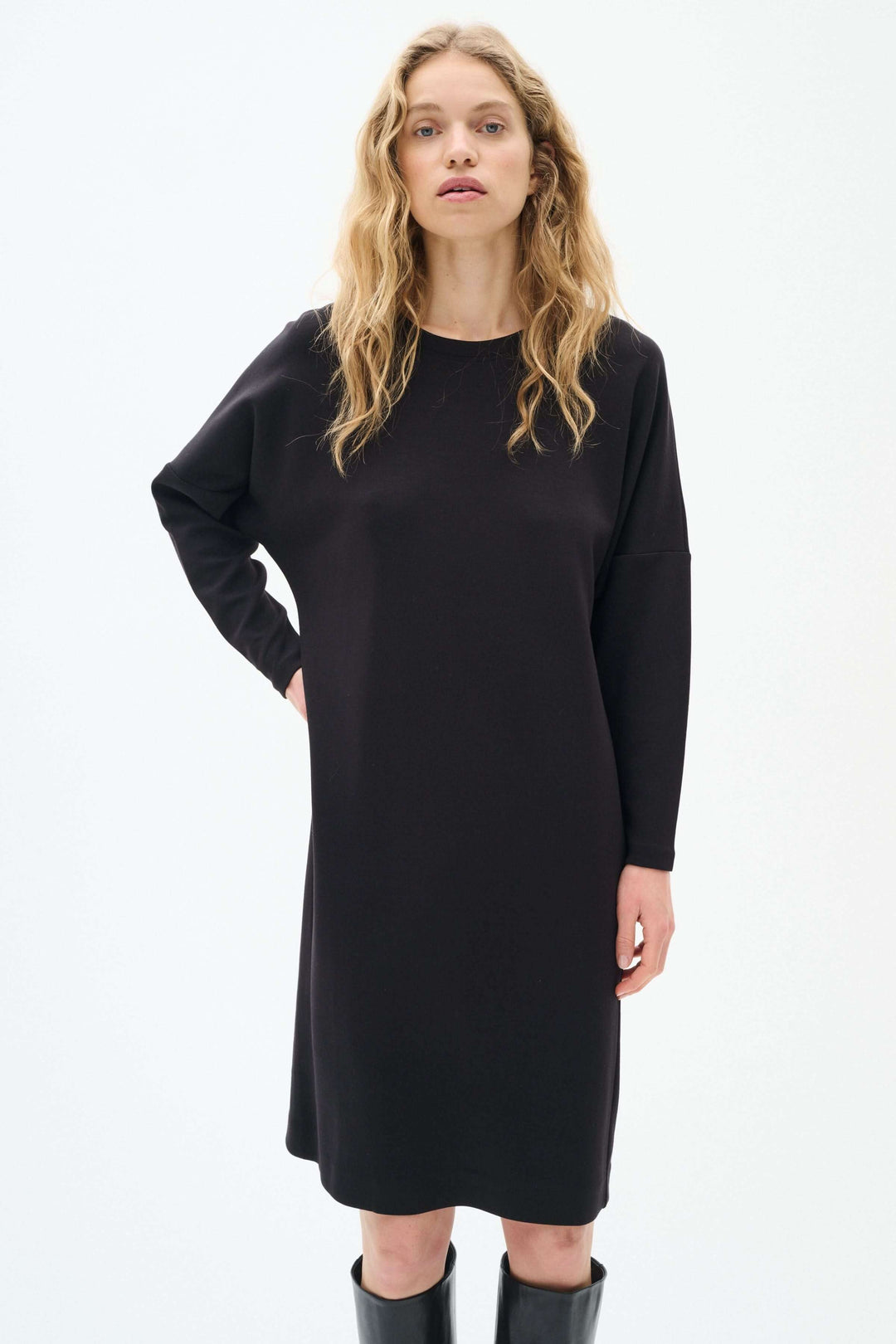 Robe Annie à manches longues, style minimaliste en noir, offrant confort et élégance pour un look décontracté ou sophistiqué.