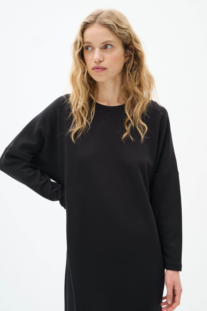 Robe Annie à manches longues avec encolure ronde et silhouette fluide, couleur noire.