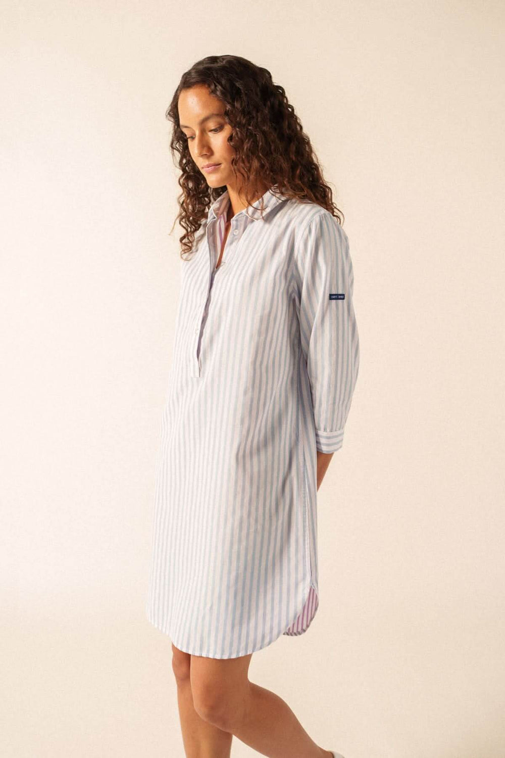 Robe BENEDICTE II, robe-chemise à rayures, chic et décontractée, manches longues retroussables, design intemporel et confortable.
