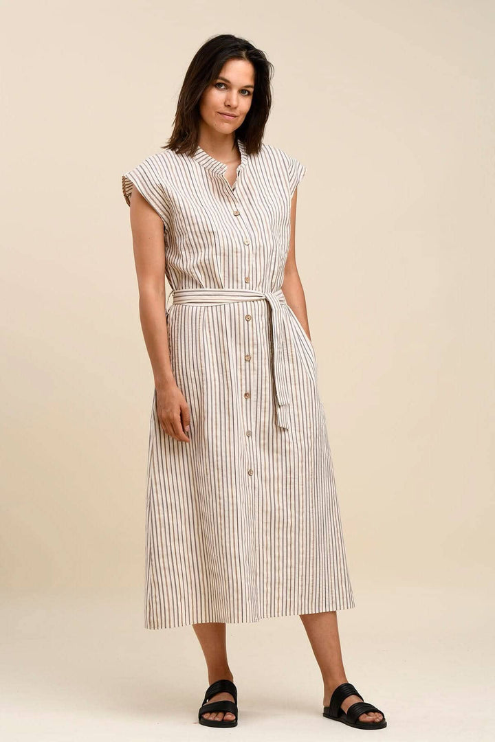 Robe longue à rayures avec ceinture intégrée, manches courtes et poches, style décontracté.