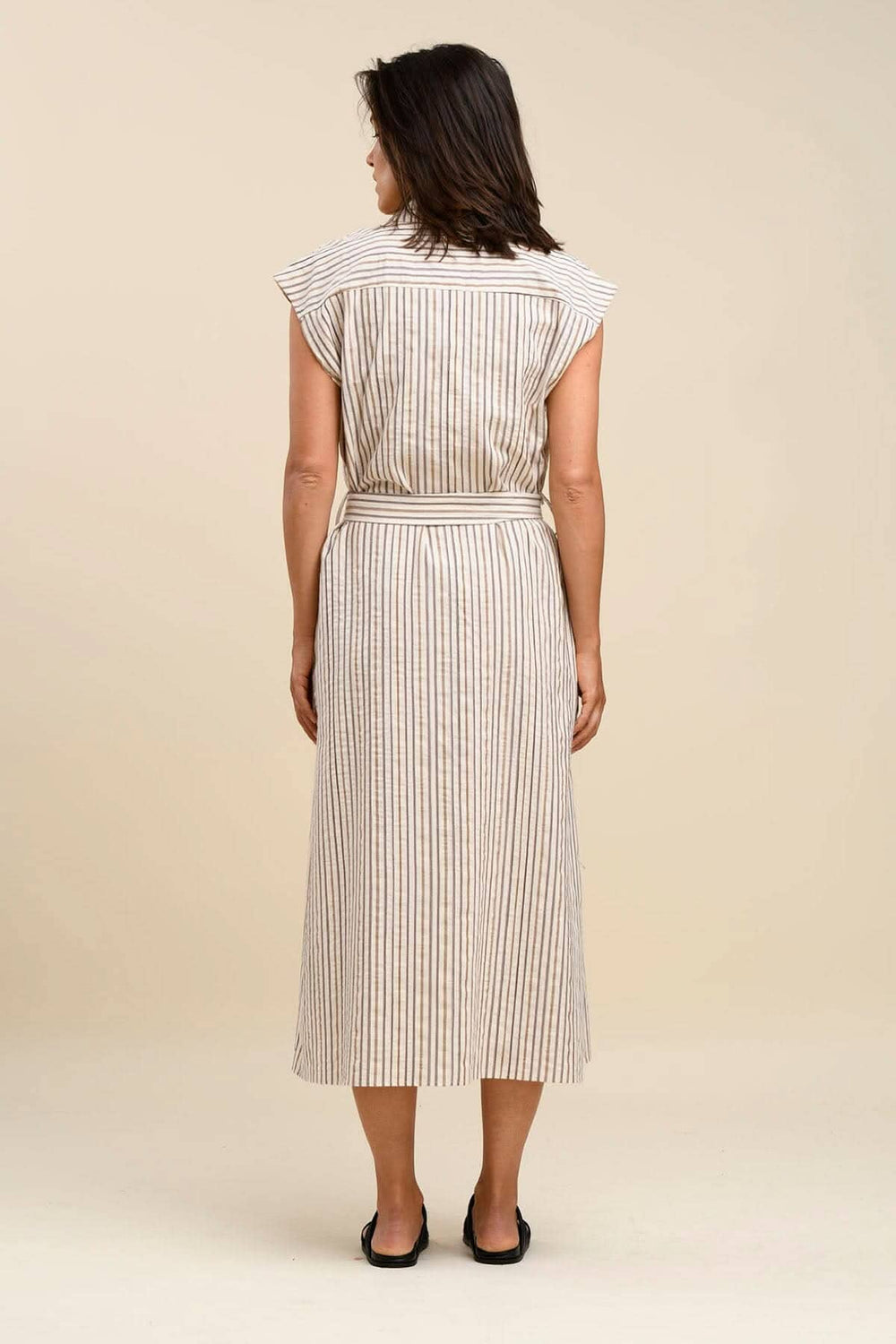 Robe longue à rayures, manches courtes, ceinture intégrée, vue arrière, style décontracté.