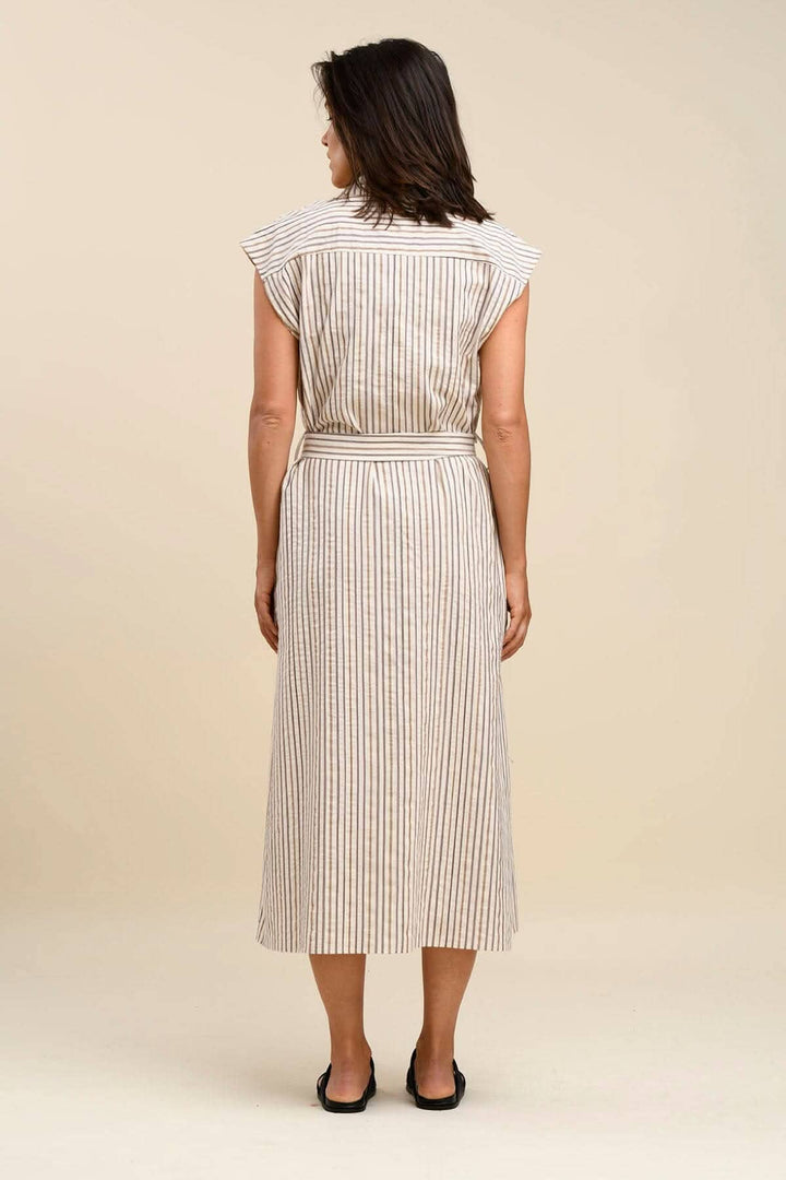 Robe longue à rayures, manches courtes, ceinture intégrée, vue arrière, style décontracté.