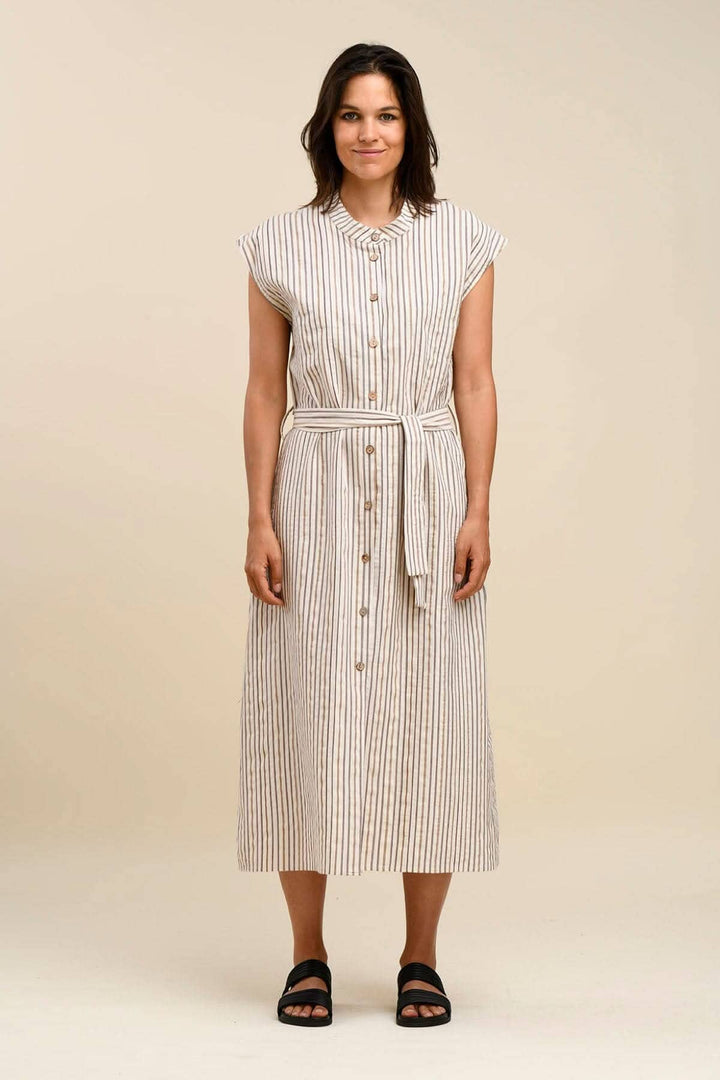 Robe longue à rayures avec ceinture intégrée, manches courtes et col mao, parfaite pour un look décontracté.
