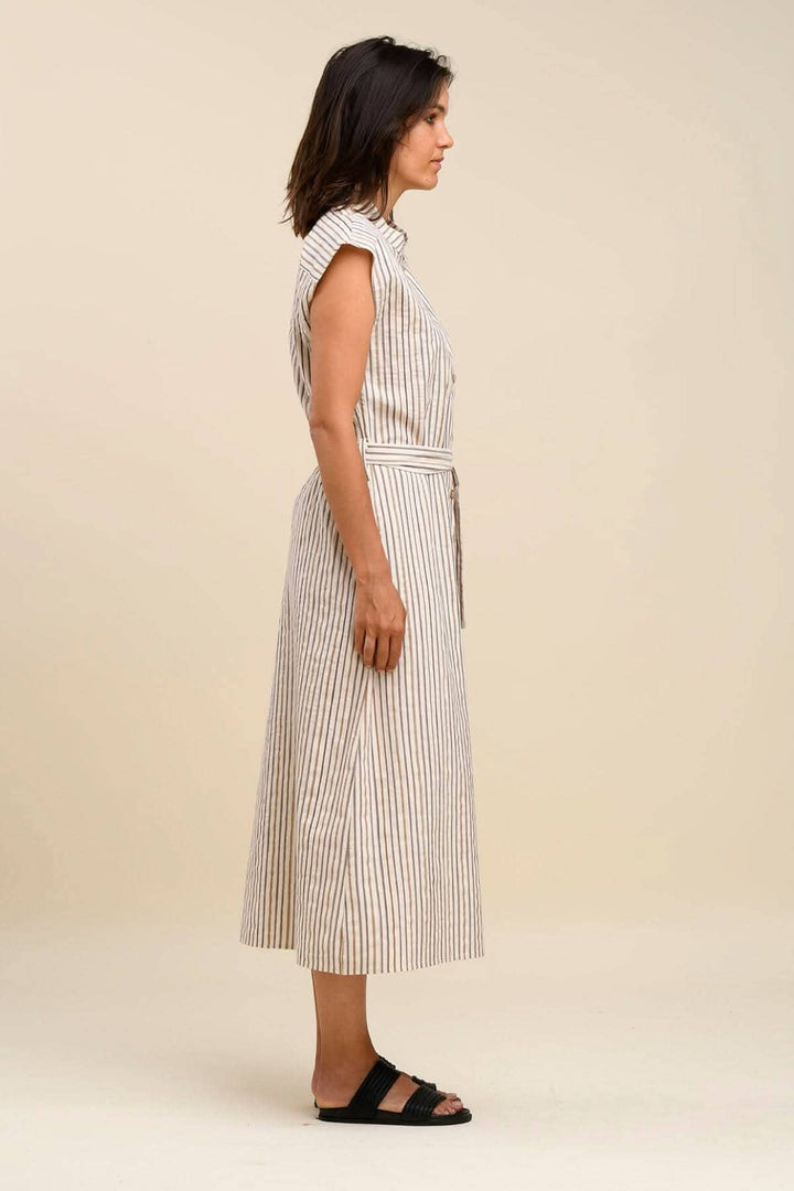 Robe longue à rayures, manches courtes, col mao et ceinture intégrée, portée de profil.