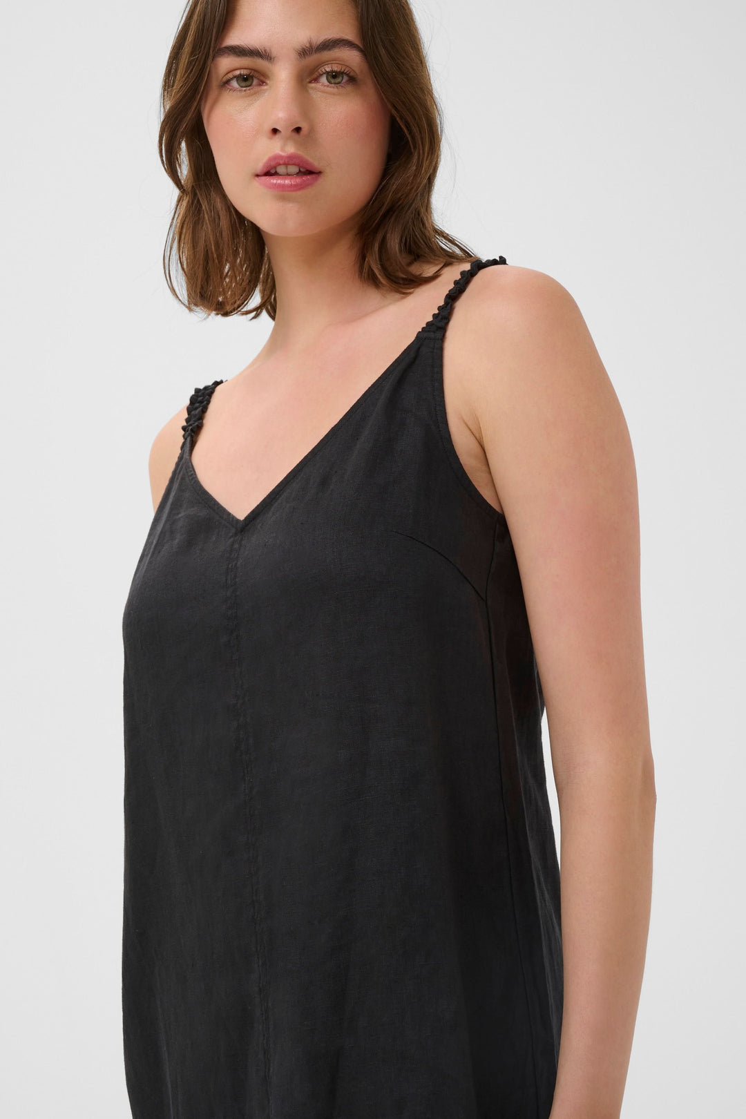 Robe Elinor midi fluide à bretelles fines en lin noir, encolure en V, bretelles fines, silhouette épurée pour un look intemporel.